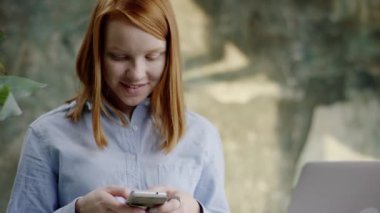 bir cep telefonu üzerinde kız manifatura