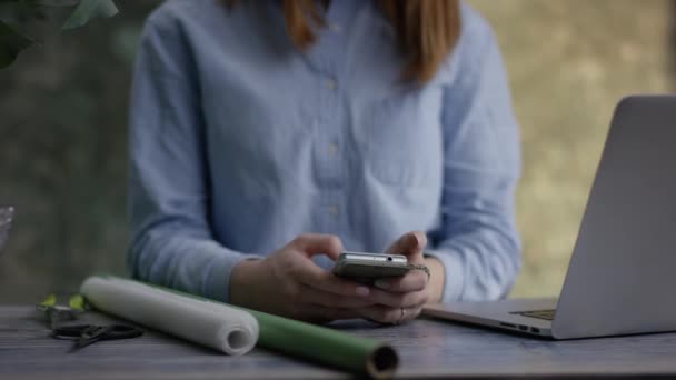 Gépelés-ra egy telefon lány — Stock videók