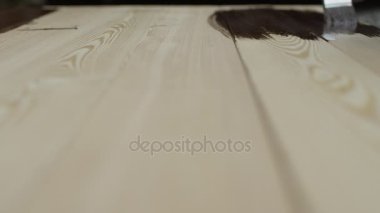 Bir fırça ile ahşap boyama