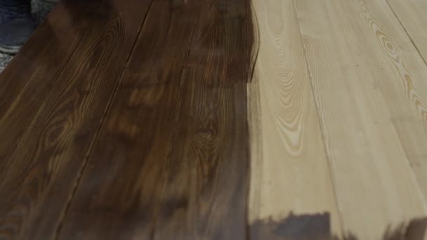 Pintura de tablero de madera por humano — Vídeo de stock