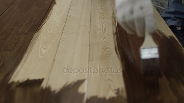 Pintura de madera con pincel de hombre — Vídeos de Stock