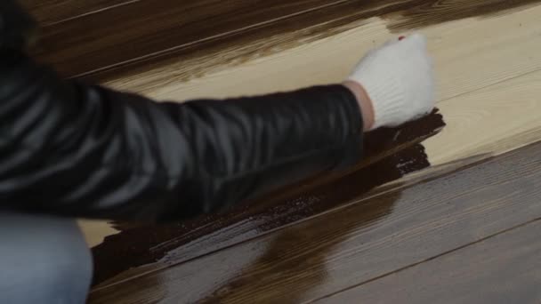 Cepillo en un hombre pinta a mano madera — Vídeos de Stock