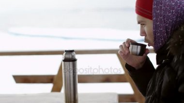 adam bir termos çay içme