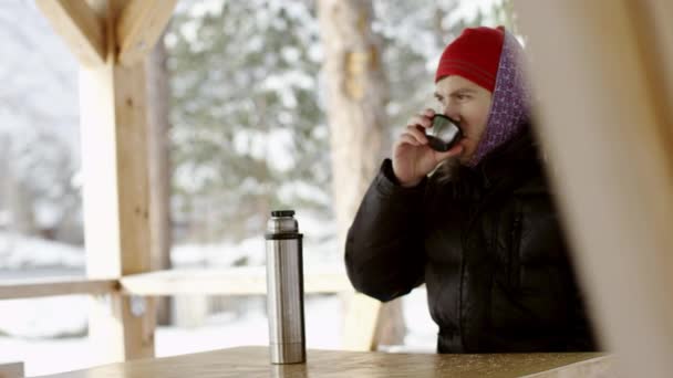 Mann genießt Tee aus der Thermoskanne — Stockvideo