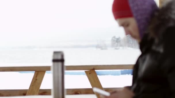 Uomo digitando un messaggio su un telefono a natura invernale — Video Stock