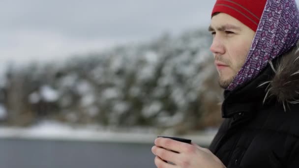 Ταξιδιώτης πίνει τσάι με τη θέα της λίμνης χειμώνα — Αρχείο Βίντεο