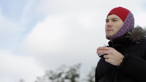 Путешественник пьет чай при виде зимнего неба — стоковое видео