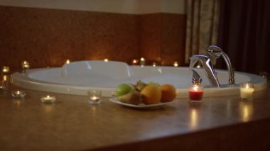 güzel kadın bacaklar banyo ve düşen bornoz görünümünü