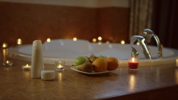 Verres de champagne et assiette avec des fruits debout dans la salle de bain — Video