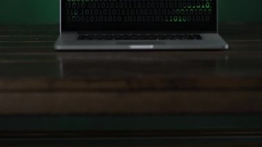 Dikey ikili kod ayakta masasında ile dizüstü bilgisayar