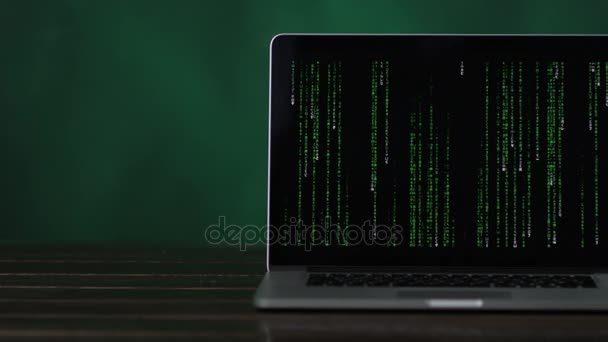 在笔记本电脑站在桌子上的垂直二进制代码 — 图库视频影像