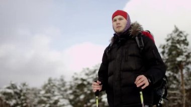 Kış gölde bir Hiking Gezgin Görünümü