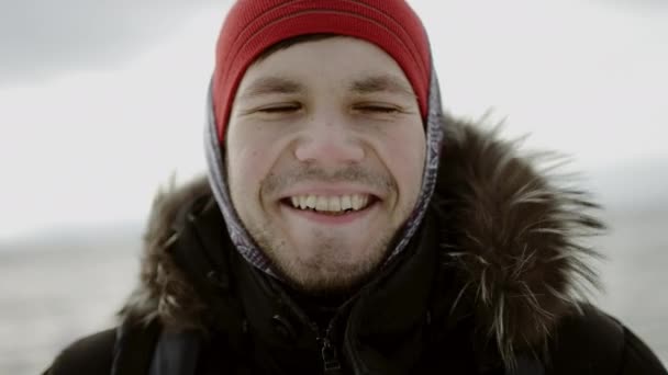 Reisende lachen über den Winterblick — Stockvideo