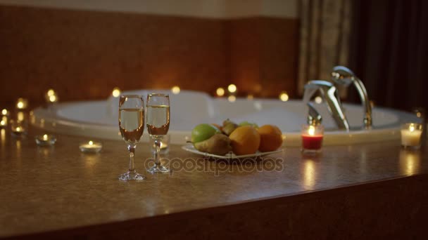 Fruit en champagne staande in de buurt van water stroomt in Bad — Stockvideo