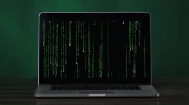 Dikey ikili kod ile masada dizüstü ayakta