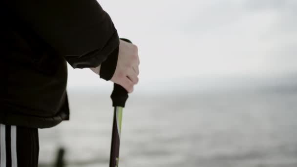 Blick auf die Hände von Wanderern am Wintersee — Stockvideo