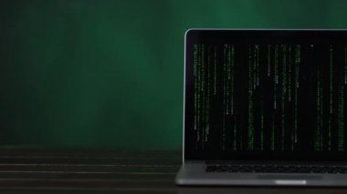 Dikey ikili kod ile masada yarım laptop ayakta görünümünü