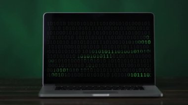 laptop ayakta masasında, doğrusal ikili kod