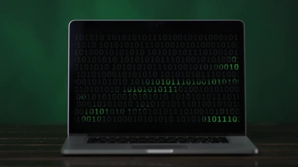 Liniowy kod binarny o laptopa stojący na biurku — Wideo stockowe