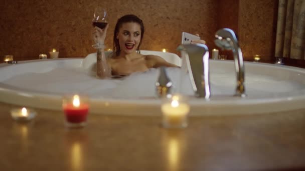 Donna con vino rosso in bagno posa a selfie — Video Stock