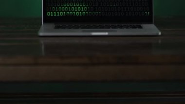laptop ayakta masasında, doğrusal ikili kod