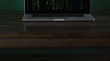 laptop dikey ikili kod görünümünü standı yeşil arka plan