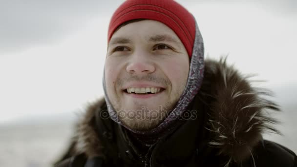 Vista de cerca de un viajero sonriendo a la cámara — Vídeo de stock