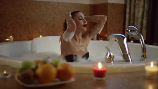 Seksi güzel genç kadın banyo köpüğü alarak — Stok video