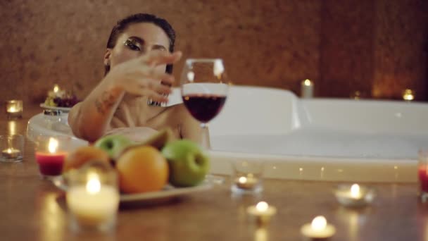 Primi piani di bella donna bicchieri di vino rosso in bagno — Video Stock