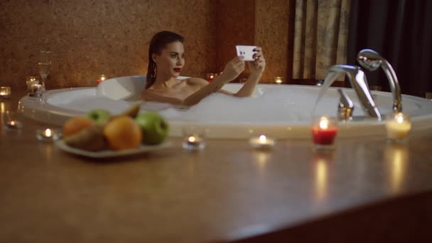 Flickan ler mot selfie i badet — Stockvideo