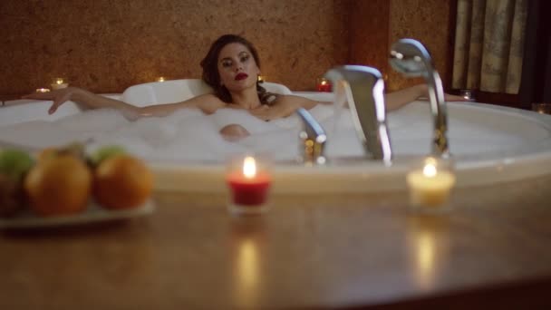 Güzel bir kadınla banyo köpüğü ile kozmetik — Stok video