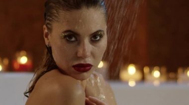 güzel bir kadınla parlak kozmetik duş kameraya bakarak