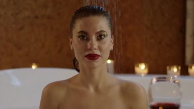 parlak kozmetik ile çıplak güzel bir genç kadın, akan su görünümünü kapat