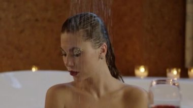 su geçirmez kozmetik kamera su akışını altında bakarak kadınla.