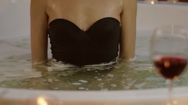 güzel kadın kozmetik ile akan su duş