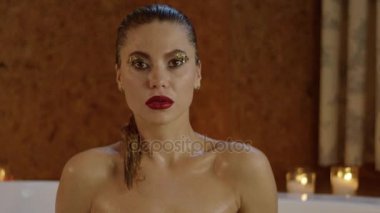 güzel kadın alarak banyo görünümünü kapat.