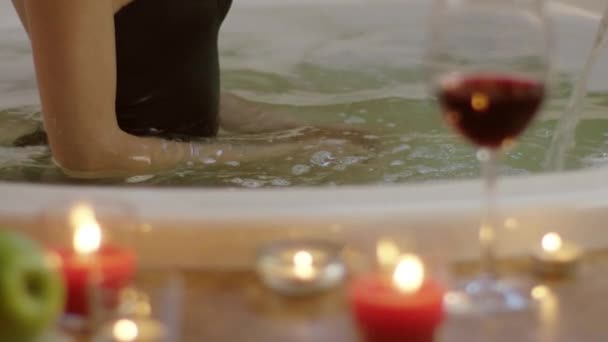 Vue latérale rapprochée de l'eau qui coule à belle femme avec des cosmétiques lumineux — Video