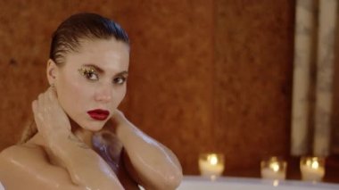 kamera çekimi banyo arıyorum parlak makyaj ile büyüleyici kadın