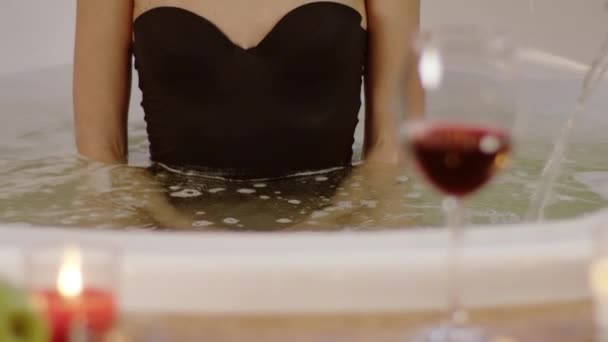 Вода, що тече на красивому обличчі жінки з яскравою косметикою — стокове відео