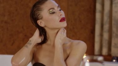 Jakuzi içinde parlak makyaj ile güzel seksi kız.