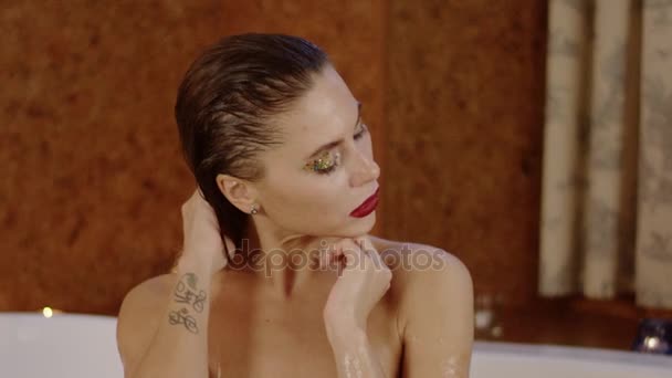 Banyo, parlak kozmetik ile şehvetli kadın. — Stok video