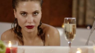 UPS banyosunda rahatlatıcı ve kameraya bakıyor güzel genç kadın kapatmak