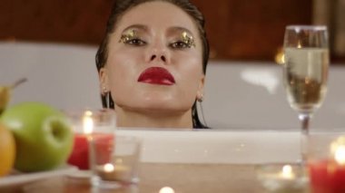 UPS-in meyve arka plan banyo güzel ve genç birbayan kapatın