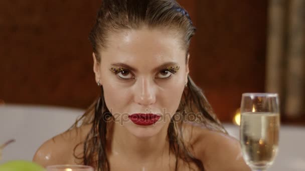 Zárja be az ups-fürdő látszó-on fényképezőgép, gyönyörű fiatal nő — Stock videók