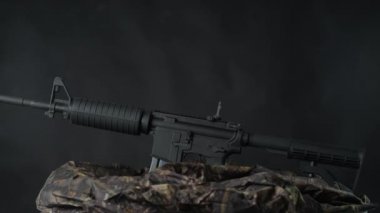 ayakta otomat silah görünümünü