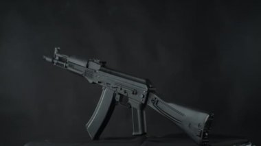 Otomat silah siyah arka plan ayakta her taraftan