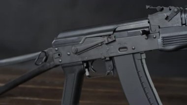 ayakta otomat silah görünümünü gözlemleyerek