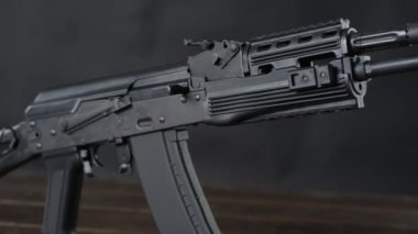 ahşap masada duran otomat silah