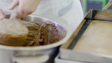 İnsan bir tepsi üzerinde meyilli dökülen