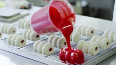 Kırmızı ayna sır ile beyaz kek kaplama işlemi